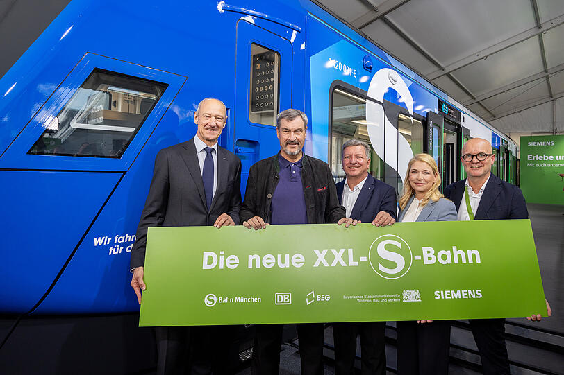 v.l.n.r.: CEO Siemens AG Roland Busch, Ministerpräsident Markus Söder, bayerischer Verkehrsminister Christian Bernreiter, Vorständin Regionalverkehr der Deutschen Bahn AG Evelyn Palla und Heiko Büttner, DB-Konzernbevollmächtigter für den Freistaat Bayern.
