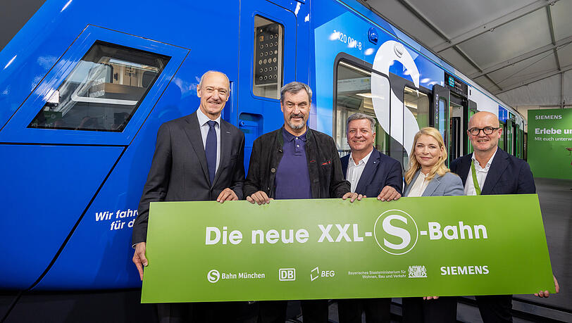 v.l.n.r.: CEO Siemens AG Roland Busch, Ministerpräsident Markus Söder, bayerischer Verkehrsminister Christian Bernreiter, Vorständin Regionalverkehr der Deutschen Bahn AG Evelyn Palla und Heiko Büttner, DB-Konzernbevollmächtigter für den Freistaat Bayern. v.l.n.r.: CEO Siemens AG Roland Busch, Ministerpräsident Markus Söder, bayerischer Verkehrsminister Christian Bernreiter, Vorständin Regionalverkehr der Deutschen Bahn AG Evelyn Palla und Heiko Büttner, DB-Konzernbevollmächtigter für den Freistaat Bayern.