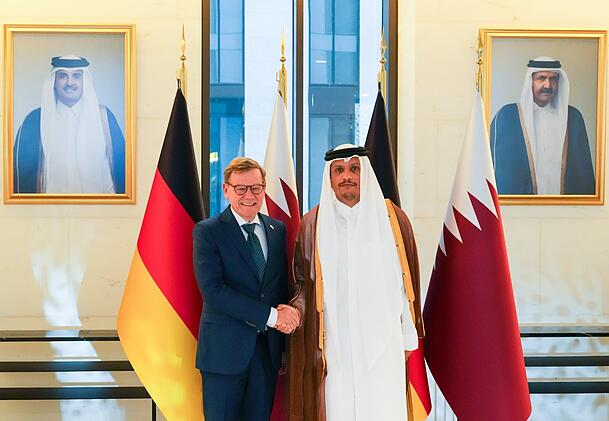 Außenminister Johann Wadephul (l.) und Scheich Mohammed bin Abdulrahman bin Jassim al-Thani, Premier- und Außenminister von Katar, begrüßen sich vor ihrem Gespräch.