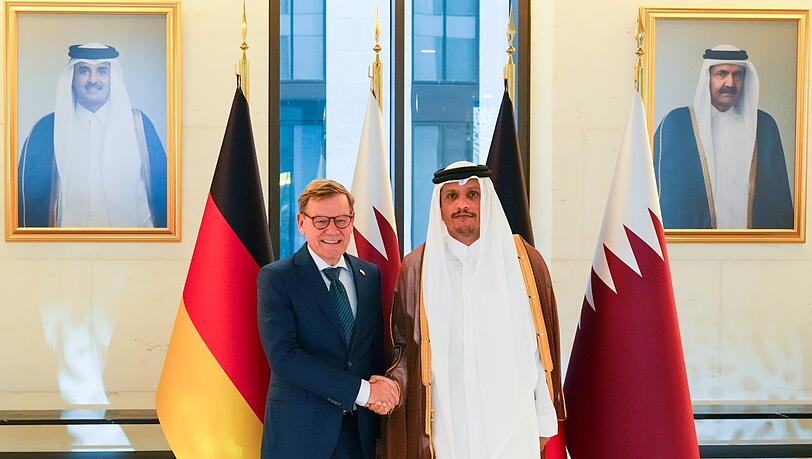 Außenminister Johann Wadephul (l.) und Scheich Mohammed bin Abdulrahman bin Jassim al-Thani, Premier- und Außenminister von Katar, begrüßen sich vor ihrem Gespräch. Außenminister Johann Wadephul (l.) und Scheich Mohammed bin Abdulrahman bin Jassim al-Thani, Premier- und Außenminister von Katar, begrüßen sich vor ihrem Gespräch.