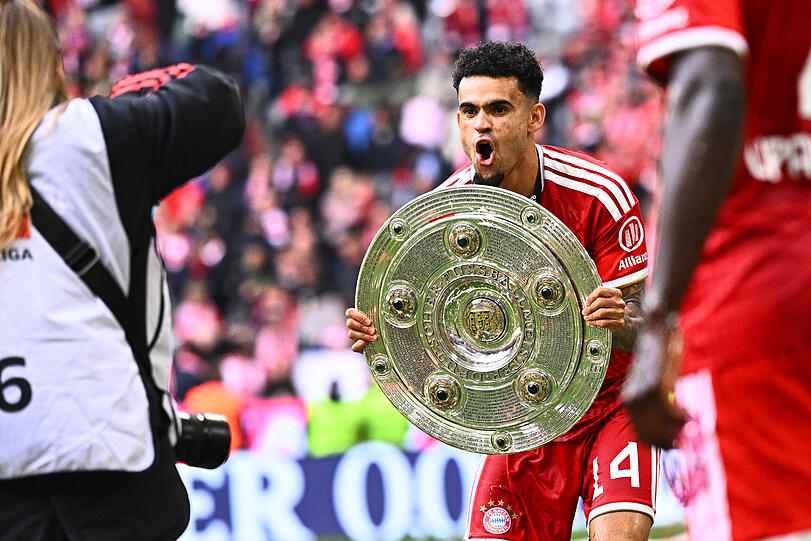 Luis Diaz feiert seine erste Meisterschaft mit dem FC Bayern.