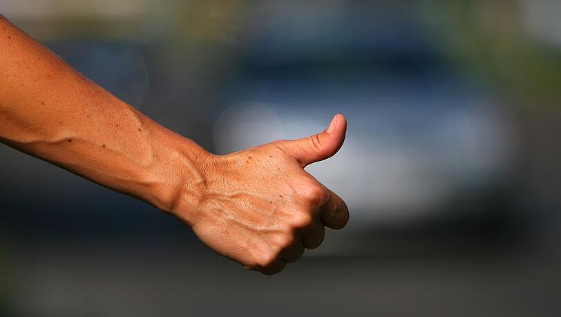Immer weniger Menschen reisen per Anhalter. (Symbolbild) Immer weniger Menschen reisen per Anhalter. (Symbolbild)