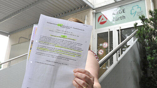 Ohne Zeugen traut sie sich nicht mehr in das Gebäude: Beatrice T. vor der Fürther ARGE in der Kurgartenstraße. Ohne Zeugen traut sie sich nicht mehr in das Gebäude: Beatrice T. vor der Fürther ARGE in der Kurgartenstraße.