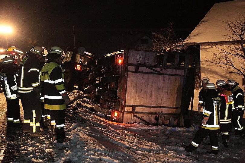 Unfall mit Schweine-Hänger auf der Staatsstraße 2084 in Richtung Schwindegg. Die Bilder