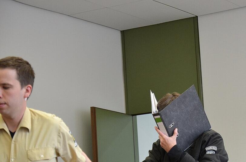 Kinderschänder Harald M. (45) versteckt sich einem Aktenordner.