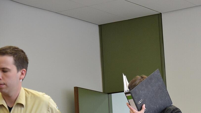 Kinderschänder Harald M. (45) versteckt sich einem Aktenordner. Kinderschänder Harald M. (45) versteckt sich einem Aktenordner.