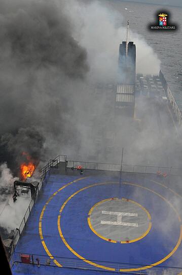 Die italienische Marine versucht die Passagiere der brennenden Fähre "Norman Atlantic" zu retten