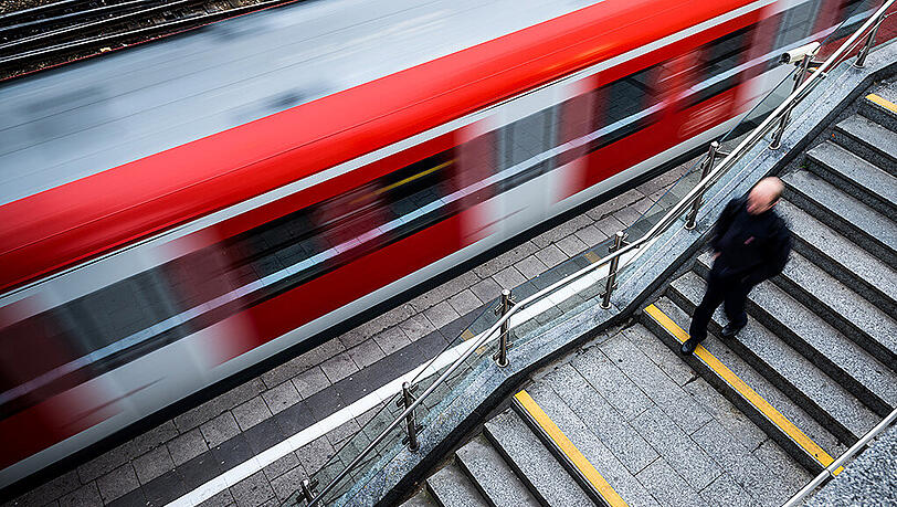 Die S-Bahn-Einschränkungen durch Bauarbeiten finden hauptsächlich in der Nacht statt. Die S-Bahn-Einschränkungen durch Bauarbeiten finden hauptsächlich in der Nacht statt.