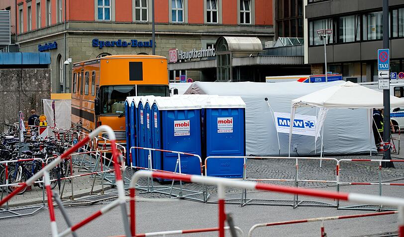 In den Zelten hinter dem Starnberger Flügelbahnhof kümmert sich ein privater Sanitätsdienst um das medizinische Erstscreening &ndash; in Auftrag gegeben von der Stadt.
