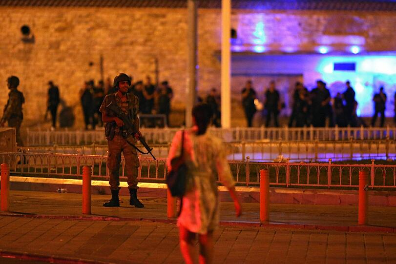 In der Türkei ist in der Nacht auf Samstag offenbar ein Militärputsch gescheitert. Die Bilder einer dramatischen Nacht.