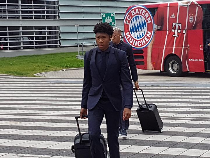 Die Bilder vom Abflug des FC Bayern nach Paris.