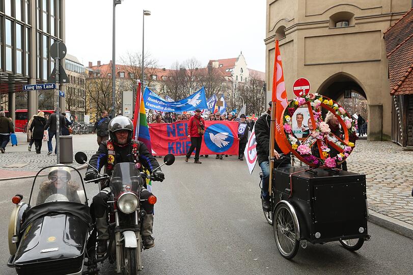 Traditionell zu Ostern marschieren die Menschen durch zahlreiche deutsche Städte. Auch in München demonstrieren hunderte für den Frieden.