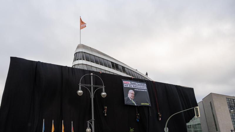 Schwarz wie die Kohle: Die CDU-Parteizentrale umhüllt mit schwarzem Stoff. Schwarz wie die Kohle: Die CDU-Parteizentrale umhüllt mit schwarzem Stoff.