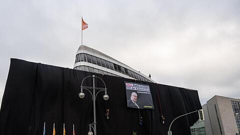 Schwarz wie die Kohle: Die CDU-Parteizentrale umhüllt mit schwarzem Stoff.
