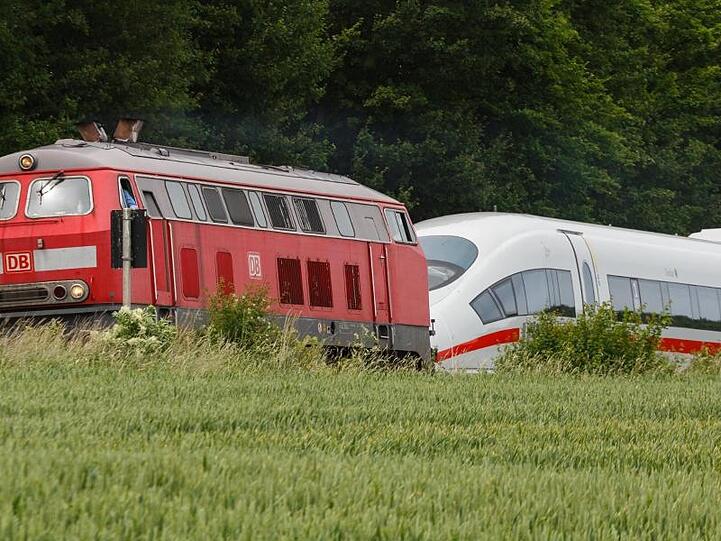 Abschleppdienst: Ein ICE wird mit einer Diesellok nach Goslar am Nordharz geschleppt, da keine der nach Goslar führenden Bahnstrecken elektrifiziert ist.