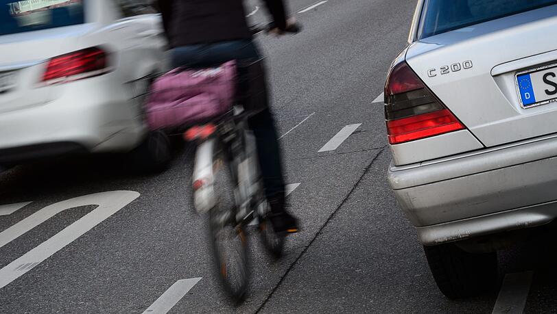 In Pasing stößt eine Radlerin mit einem Fußgänger zusammen und begeht danach Fahrerflucht. (Symbolbild)