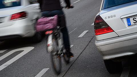 In Pasing stößt eine Radlerin mit einem Fußgänger zusammen und begeht danach Fahrerflucht. (Symbolbild)