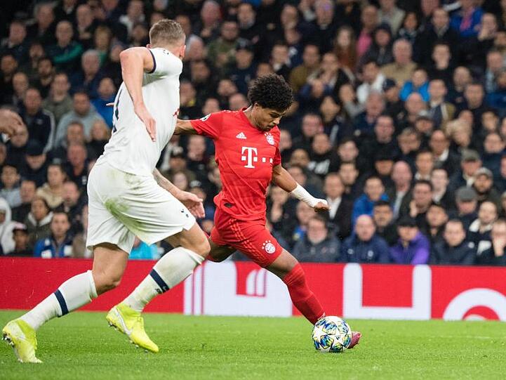 Serge Gnabry (r) traf nach der Pause gleich vierfach zum 3:1, 4:1, 5:2 und 7:2.