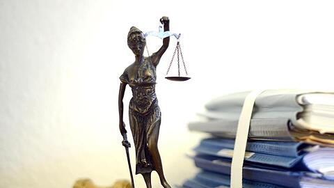 Eine modellhafte Nachbildung der Justitia.