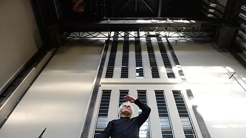 Simon Rattle dirigiert Karlheinz Stockhausens "Gruppen für drei Orchester" in der Tate Modern's Turbine Hall in London.