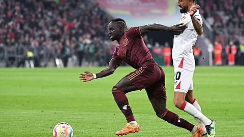Sadio Mane (l) von München und Kerem Demirbay von Leverkusen kämpfen um den Ball.