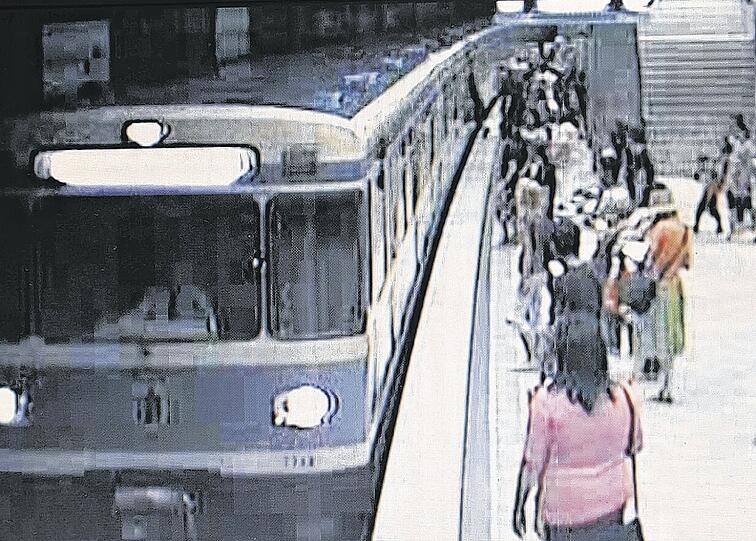 Eine Tat von Sekunden: Dimitra T. fliegt gegen die U-Bahn, weil Ludwig D. sie geschubst hat. Später wird er durch ein Überwachungsvideo und Zeugen überführt.