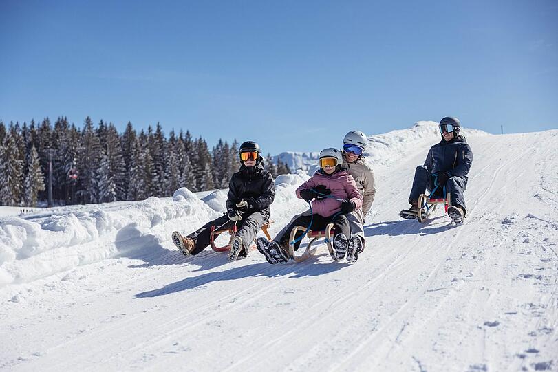 Auf einer der spannenden Rodelbahnen oder beim Toben im Schnee gibt es auch abseits der Piste jede Menge Spaß zu erleben. Auf einer der spannenden Rodelbahnen oder beim Toben im Schnee gibt es auch abseits der Piste jede Menge Spaß zu erleben.