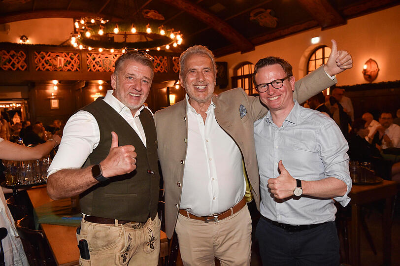 Augustiner-Keller-Wirt Christian Vogler empfing unter anderem Isy Salzberg und Hans Theiss in seinen Räumlichkeiten. Augustiner-Keller-Wirt Christian Vogler empfing unter anderem Isy Salzberg und Hans Theiss in seinen Räumlichkeiten.