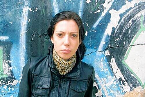 Eva Jantschitsch studierte in Wien Kunst und arbeitet seit 2002 unter dem Namen Gustav als politische Pop-Liedermacherin