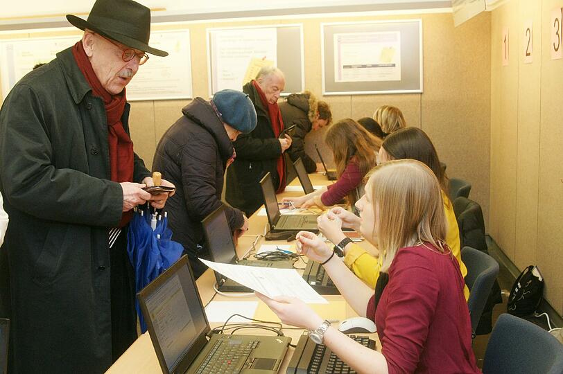 Donnerstag, 11 Uhr: Ein Münchner legt seinen Personalausweis vor &ndash; die meisten Unterstützer sind längst aus dem Studienalter raus.