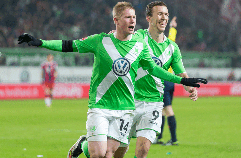 Kevin de Bruyne bejubelt eines seiner Tore im Spiel des VfL Wolfsburg gegen den FC Bayern. Der Belgier passt perfekt ins Beuteschema der Münchner.