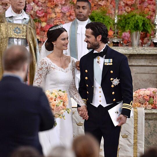 Prinz Carl Philip und die schöne Sofia Hellqvist gaben sich in der Stockholmer Schlosskirche das Ja-Wort.