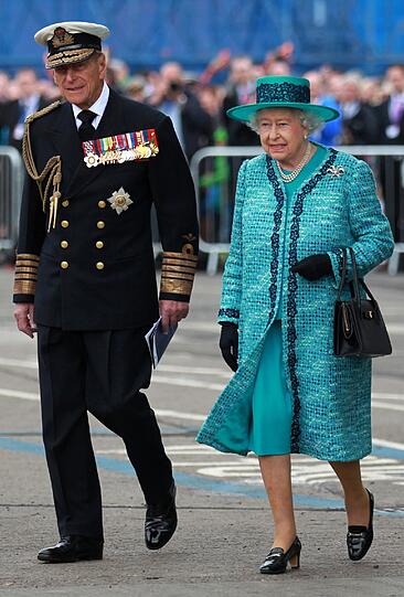 Wieder knallig: Elizabeth im leuchtenden Blau.
