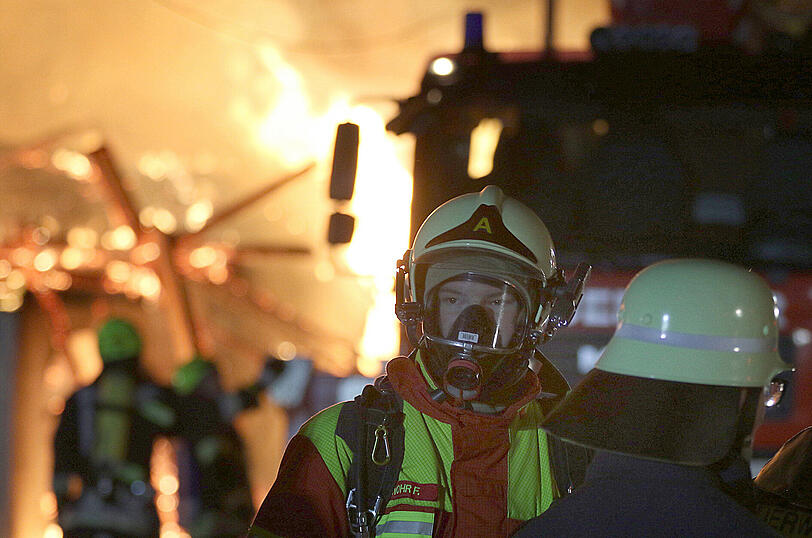 Über zweihundert Feuerwehrleute versuchten den Bauernhof zu retten.