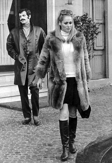 Acht Jahre lang ein Paar: Ursula Andress und Jean-Paul Belmondo, hier beim verlasen eines Restaurants in Rom.