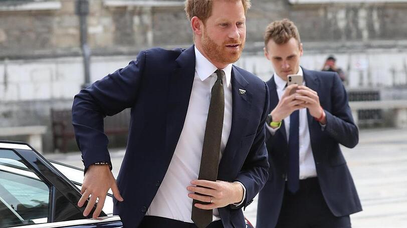 Seltener Anblick: Prinz Harry schließt die Autotür selbst