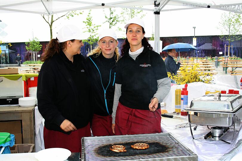 Die drei Damen vom Grill. Auch am heutigen Sonntag wird weitergefeiert. Hoffentlich macht die Sonne eine Ausnahme.