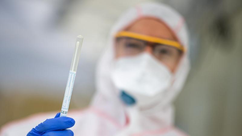 Ein Mitarbeiter hält in einem Abstrichzentrum einen Coronatest-Abstrich in der Hand. Foto: Sebastian Gollnow/dpa/Symbolbild Ein Mitarbeiter hält in einem Abstrichzentrum einen Coronatest-Abstrich in der Hand. Foto: Sebastian Gollnow/dpa/Symbolbild