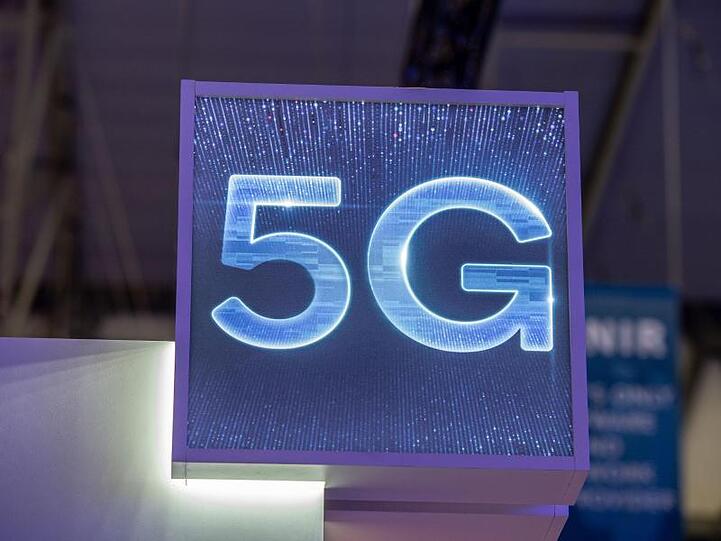 5G-Schild auf dem Mobile World Congress in Barcelona. Am 19. März soll die Versteigerung der Frequenzen für den superschnellen Datenfunk-Standard erfolgen.