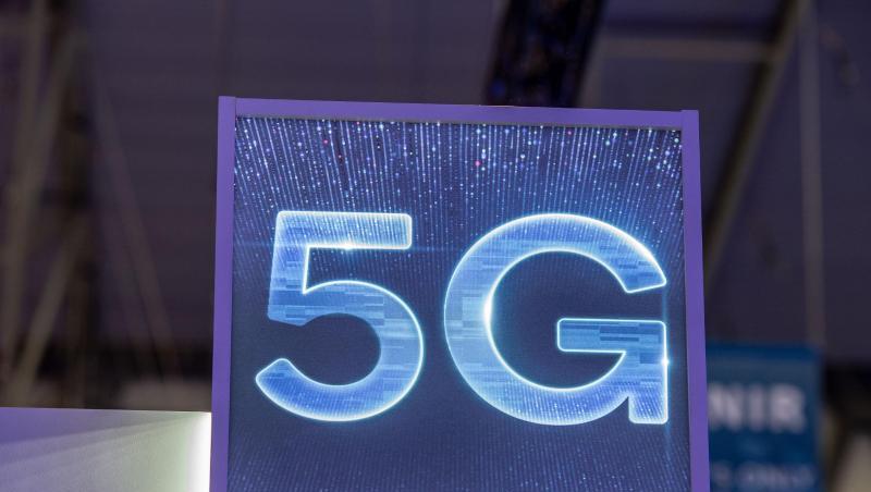 5G-Schild auf dem Mobile World Congress in Barcelona. Am 19. März soll die Versteigerung der Frequenzen für den superschnellen Datenfunk-Standard erfolgen. 5G-Schild auf dem Mobile World Congress in Barcelona. Am 19. März soll die Versteigerung der Frequenzen für den superschnellen Datenfunk-Standard erfolgen.