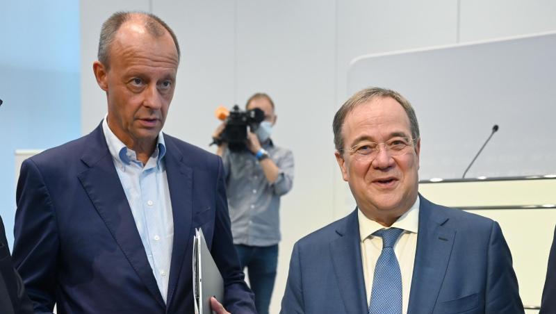 Die CDU-Politiker Friedrich Merz (l) und Armin Laschet sprechen sich gegen Steuererhöhungen aus.