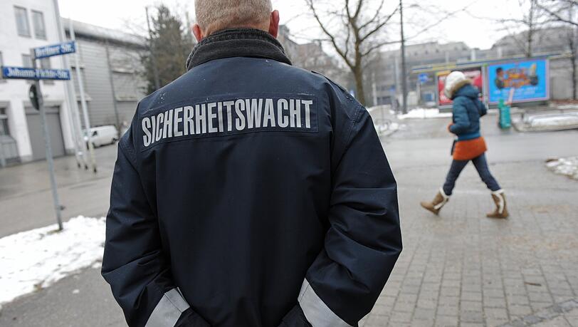 Ein Mitarbeiter der Sicherheitswacht patrouilliert in München.