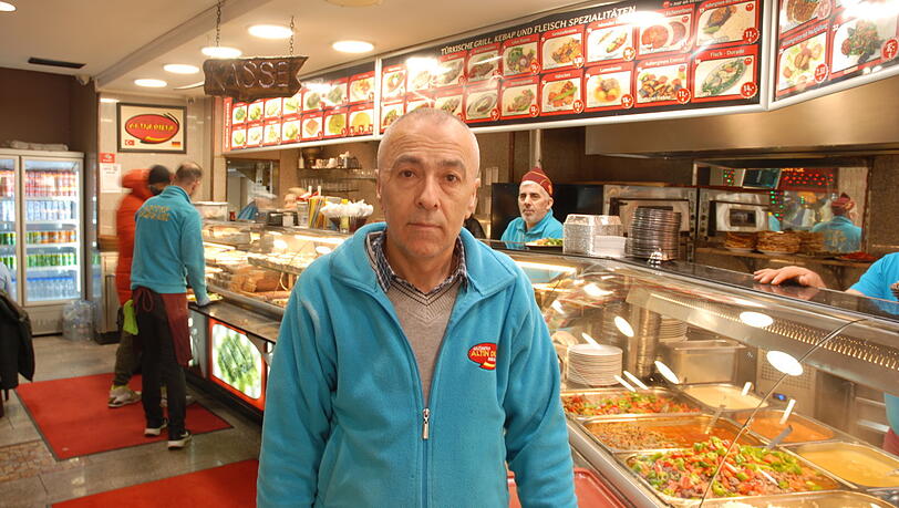 Hasan Güvendiren stammt aus Bingöl, einem benachbarten Bezirk des Erdbebengebietes. Er ist Geschäftsführer des Restaurants "Antep Sofrasi" an der Goethestraße. Zwei der drei Inhaber stammen aus der Region Antep - einem Epizentrum der Katastrophe. Hasan Güvendiren stammt aus Bingöl, einem benachbarten Bezirk des Erdbebengebietes. Er ist Geschäftsführer des Restaurants "Antep Sofrasi" an der Goethestraße. Zwei der drei Inhaber stammen aus der Region Antep - einem Epizentrum der Katastrophe.