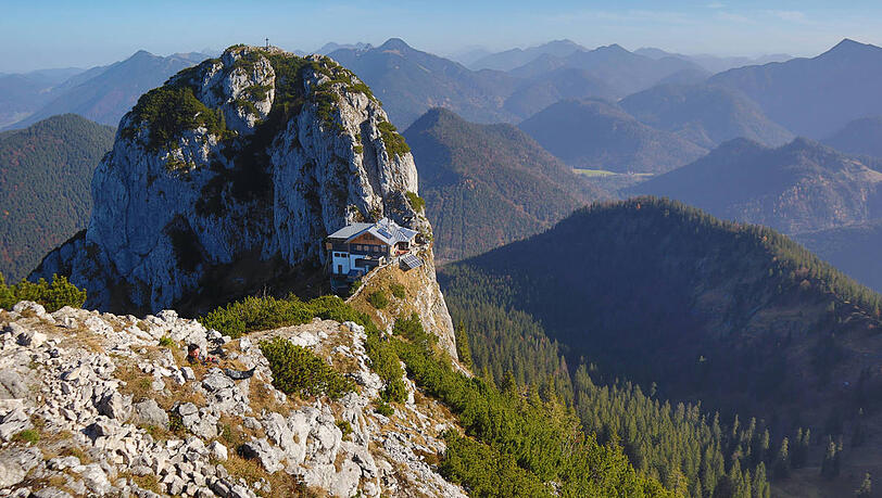 Die Tegernseer Hütte schmiegt sich an den markanten Buchstein. Die Tegernseer Hütte schmiegt sich an den markanten Buchstein.