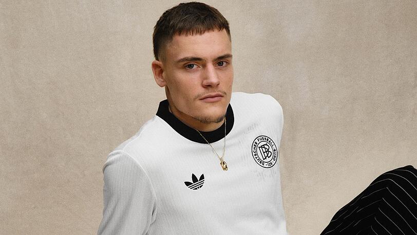 Florian Wirtz posiert mit dem DFB-Retro-Trikot. Florian Wirtz posiert mit dem DFB-Retro-Trikot.