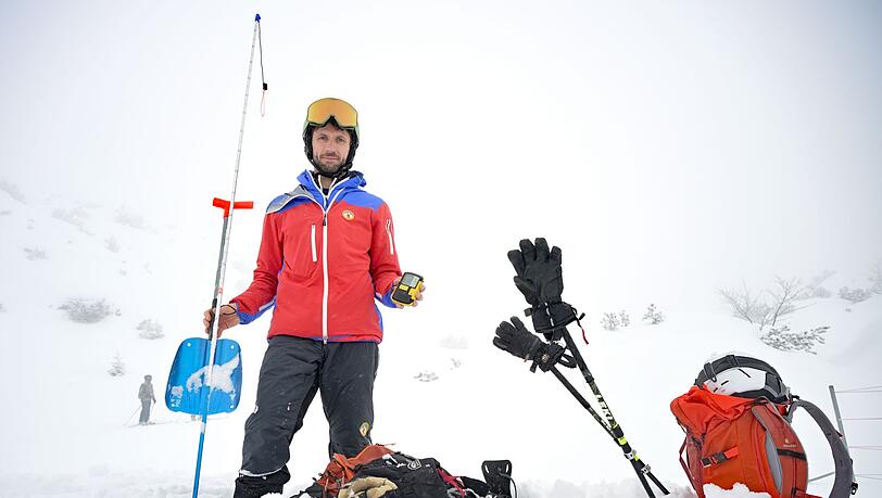 Eine Sonde zum Orten von Versch&uuml;tteten unter dem Schnee und eine Schaufel geh&ouml;ren zur Grundausr&uuml;stung abseits der Piste.