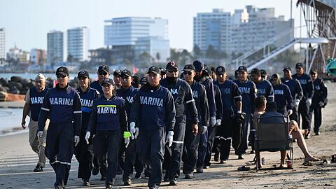 Mitglieder der mexikanischen Marine beteiligen sich an den Reinigungsarbeiten.