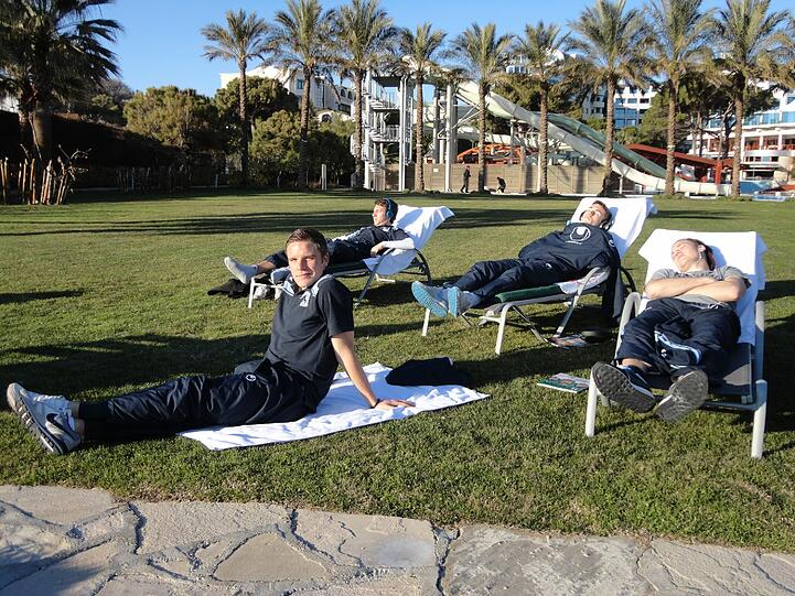 Einfach mal ein bisschen Sonne tanken, bevor es zurück ins kalte Deutschland geht - die Löwen im türkischen Belek.