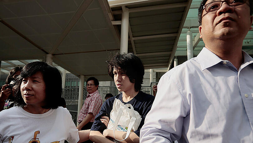 Der 16-jährige Amos Yee ist in Singapur zu vier Wochen Haft verurteilt worden, weil er Staatsgründer Lee Kuan Yew kritisiert hatte. Der 16-jährige Amos Yee ist in Singapur zu vier Wochen Haft verurteilt worden, weil er Staatsgründer Lee Kuan Yew kritisiert hatte.