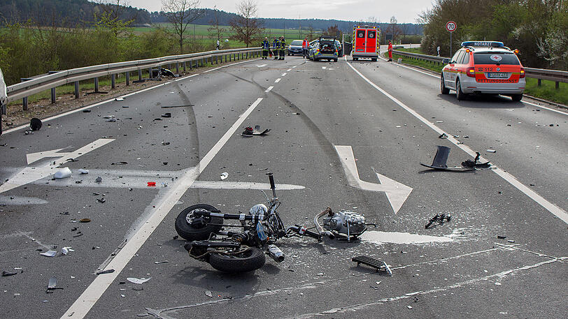 Ein Trümmerfeld auf der Staatsstraße 2245 in Zirndorf: Der Rollerfahrer starb noch vor Ort, der 30-Jährige stieß mit einem Streifenwagen zusammen, der gerade auf Einsatzfahrt war. Die Bilder.